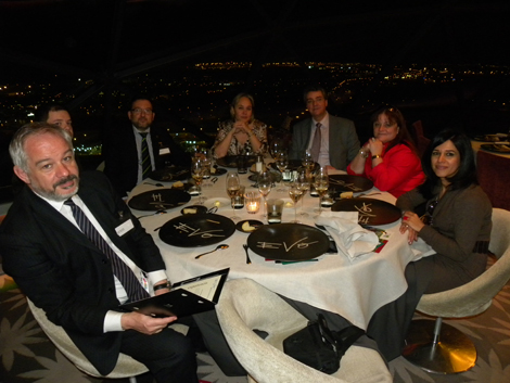 Miembros de la prensa especializada junto a Jean-Pierre Garnier, presidente de Eblex (izq.), durante la cena en el Restaurante Evo...