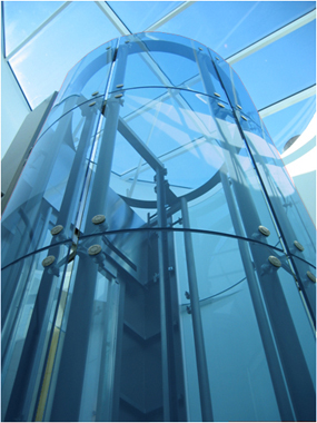 Vidrio curvado empleado en la estructura externa de un ascensor