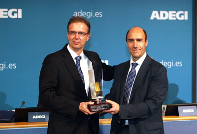 Jos Miguel Ayerza (izq.), secretario general de Adegi entreg el premio a Ricardo Gonzlez, director general de Spyro