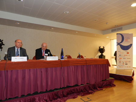 Jaume Llopis, acompaado en la mesa por Csar Caudevilla, presidente de Confalq