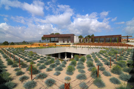 En la imagen, la bodega Waltraud, de Bodegas Torres, integrada en el recinto de Pacs del Peneds (Catalua). Foto: Bodegas Torres...