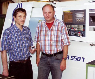 Klaus Schlesak (derecha) y su empleado Harald Skraban valoran especialmente la calculadora de perfiles en Manual Guide i...