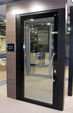 Puertas CS 77-SG con hoja de vidrio y bisagras ocultas, uno de los productos ms comentados por su diseo