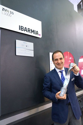 Koldo Arandia, director general de Ibarmia, con el galardn ante la mquina premiada