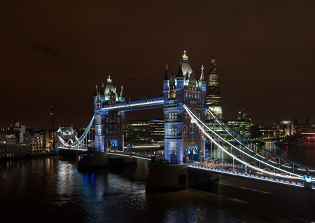 La Torre de Londres con la nueva iluminacin