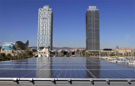 Sobre su cubierta, el edificio lleva montados 80 mdulos solares Schott Perform Poly 235