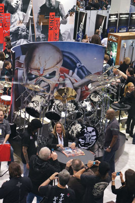 Nicko McBrain, batera de Iron Maiden, es fan de las cubiertas decorativas para bateras de Greenshires