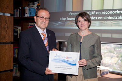 Juan Patau, jefe de Seguridad de Bayer MaterialScience, recoge el premio de manos de Olga Fernndez Martnez...