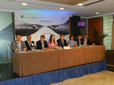 Mesa con los integrantes de la junta directiva de la AEE, durante la inauguracin de la Convencin Elica 2012