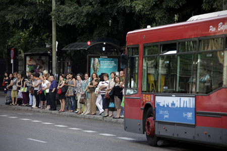 Las mujeres se mueven ms andando y en transporte pblico, mientras que los hombres son los principales usuarios del transporte privado. Imagen: Sinc...