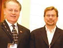 Peter Hall -izquierda- (Director General de Haas AutomationEurope) y Bob Murray (Director General de Haas Automation Inc...