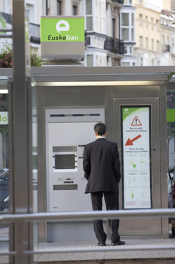 User in front of a machine expendedora