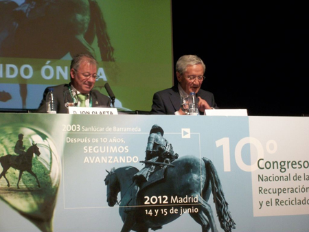 Ion Olaeta, presidente de FER, y Fernando Onega, periodista, durante la conferencia de apertura del Congreso