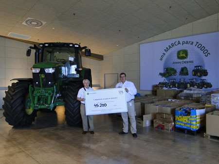 Momento de la entrega a Critas del material recogido por empleados, proveedores y distribuidores de John Deere