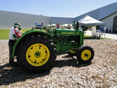 Los invitados tambin pudieron observar algunos de los tractores ms antiguos de John Deere