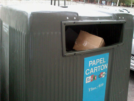 Los robos en los contenedores de papel tienen efectos negativos en los servicios de recogida selectiva municipal