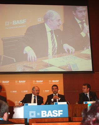 Los directivos de BASF atendiendo a la prensa en el turno de preguntas