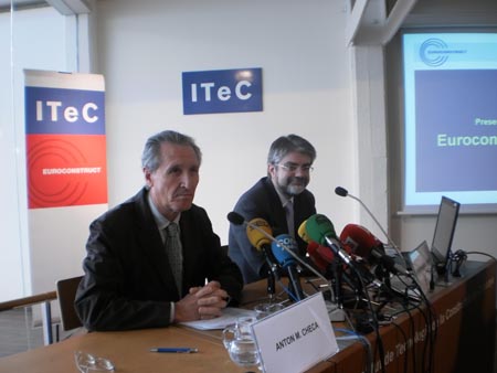 Anton M. Checa, director general del ITeC, y Josep R. Fontana, jefe del Servicio de Prospectiva del ITeC, durante la presentacin del informe...