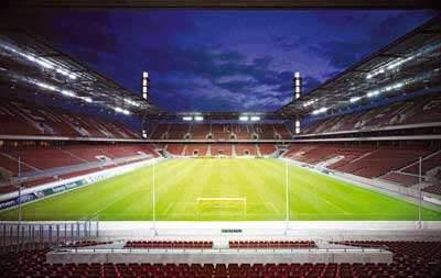 Vista de la estructura de techos del Rhein-Energie-Stadion, en Colonia, con planchas alveolares de Makrolon, de 30 m de longitud...