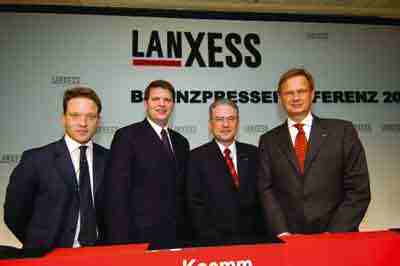 De izquierda a derecha, Matthias Zachert, responsable de finanzas; Dr. Martin Wienkenhver y Dr. Ulrich Koemm, miembros de la junta directiva y Dr...