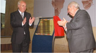 Unveiled the commemorative plaque of the inauguration by Mathieu Vrijsen and Vicente lvarez Areces