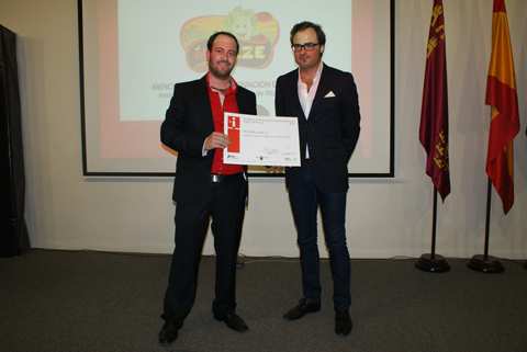 Jos Ramn Snchez (izq.), director de marketing, recibe el premio