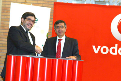 Santiago Solanas, CEO de Sage Espaa (izq.) y Francisco Romn, presidente de Vodafone Espaa, durante la firma del acuerdo...