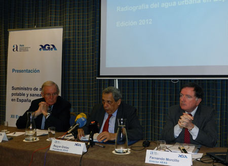 De izquierda a derecha: Jos Luis Gonzlez, director general de AGA, Roque Gistau, presidente de AEAS, y Fernando Morcillo, director de AEAS...