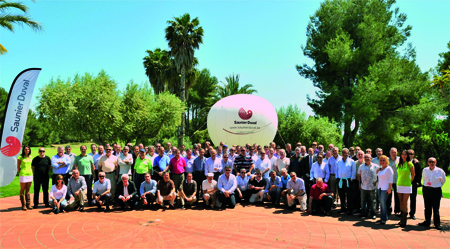 Foto de grupo con los participantes en el VI Torneo de Golf de Catalua Saunier Duval