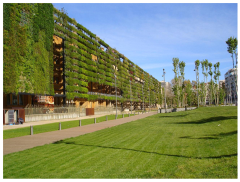 Espacio Tabacalera de Tarragona: 3.000m2 de muro vegetal y 6.000 m2 de jardines regados con agua depurada en el mismo parque...