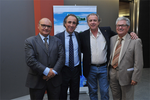 Emilio Dur (segundo por la izq.), con los responsables de la Ctedra Bayer