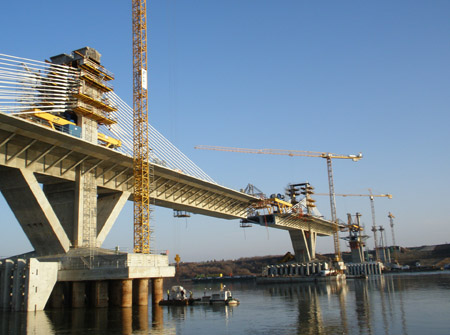 Trabajos en el nuevo puente del ro Danubio