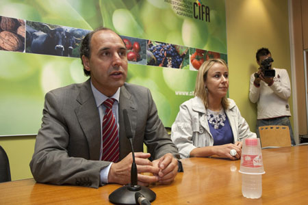 Ignacio Diego y Blanca Martnez, en la apertura de la Jornada sobre el sector lechero en Cantabria. Foto: Miguel Lpez