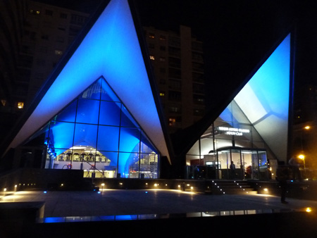 El diseo arquitectnico del edificio se acenta gracias a la luz de color azul