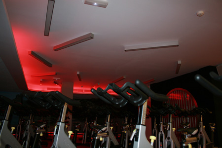 Sala de Vcycle, con las luces de color rojo