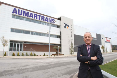 Luis ngel Ausn, gerente y fundador de Aumartrans, ante sus instalaciones de Llinars del Valls (Barcelona)