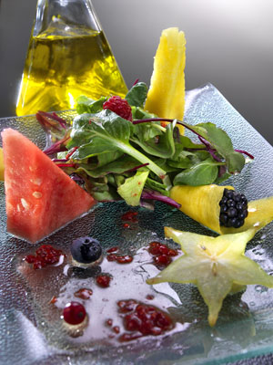 Ensalada de frutas de temporada con vinagreta de frambuesa, a base de aceite arbequina. Foto: Programa Europeo de Promocin de los Aceites de Oliva...