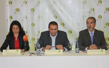 De izquierda a derecha: Vanessa Villegas, asesora jurdica de Agresur, Rubn Barreno, presidente de Agresur, y Juan Oliva, vicepresidente de Agresur...