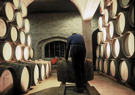 Limpieza de barricas en una bodega de la D.O.C. Rioja. Foto: Denominacin de Origen Calificada Rioja