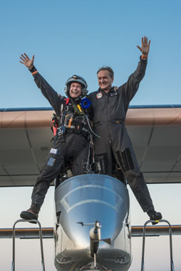 Bertrand Piccard y Andr Borschberg celebran la conclusion de la misin tras el aterrizaje en Payerne