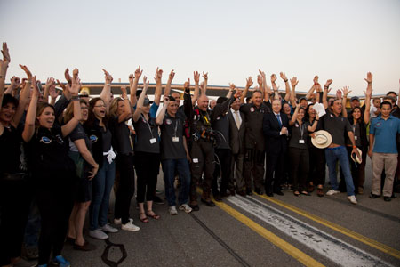 Celebracin del equipo del Solar Impulse tras la conclusin de la ltima misin