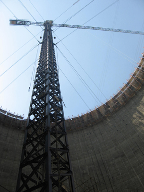 Las gr�as han necesitado ser arriostradas con cables a la pared de la torre, asegurando as� un rendimiento �ptimo y la total estabilidad de las gr�as...