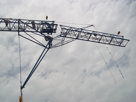 Para poder desmontar la gr�a a m�s de 200 m de altura, se ha usado una p�rtiga de desmontaje dise�ada por Linden Comansa...