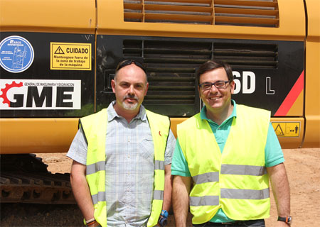 De izquierda a derecha: Luis Mario Fernndez, director de maquinaria de GME, y Francisco Rodrguez Arias, director de Barloworld Finanzauto Zaragoza...