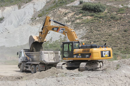 En la imagen, una de las cuatro excavadoras 336D Cat, realizando carga de camiones en el tramo de la carretera desde Santa Cecilia a Puente La Reina...