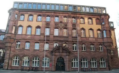 El ala norte del Ayuntamiento Rmer en Frankfurt, con vistas a la Paulsplatz, es un edificio protegido de estilo neo barroco...