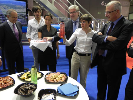 Tras la rueda de prensa, y en el stand de Hiperbaric, autoridades y p�blico presente pudieron degustar alimentos tratados con altas presiones...