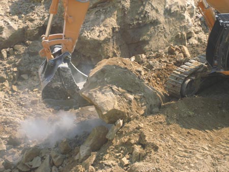 La excavadora extrae bloques de piedra de hasta 30 toneladas