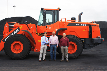 Entrega de las dos cargadoras Doosan DL450 a la empresa Evaristo A Casariego SA