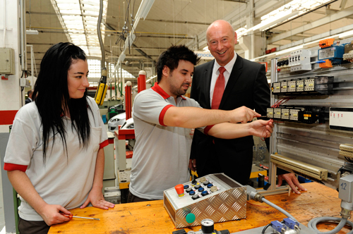 Josef Schelchshorn, vicepresidente de Recursos Humanos de Seat, con dos estudiantes